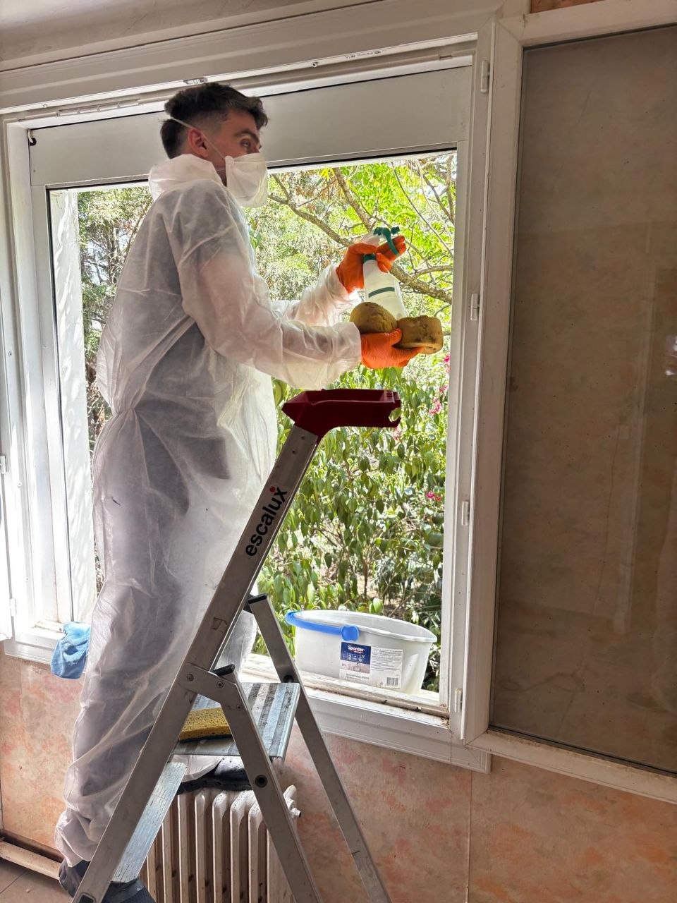 Pièce remise en état après travaux, sols et vitres nettoyés